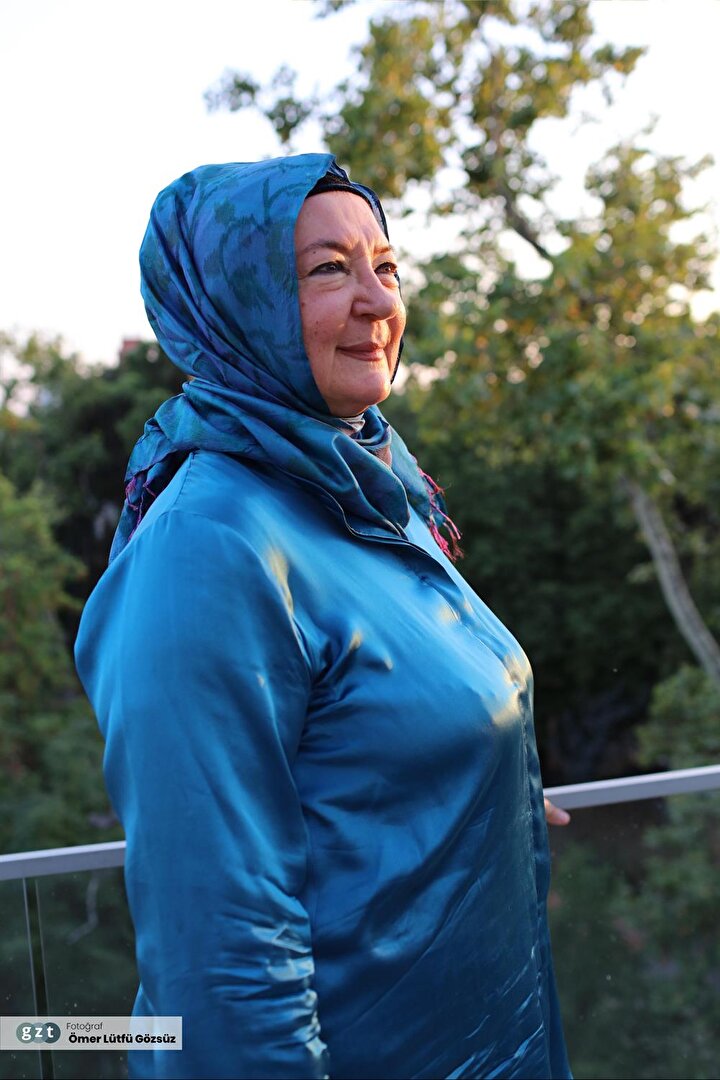 Çamlıca Kız Lisesi’nden mezun oldu.