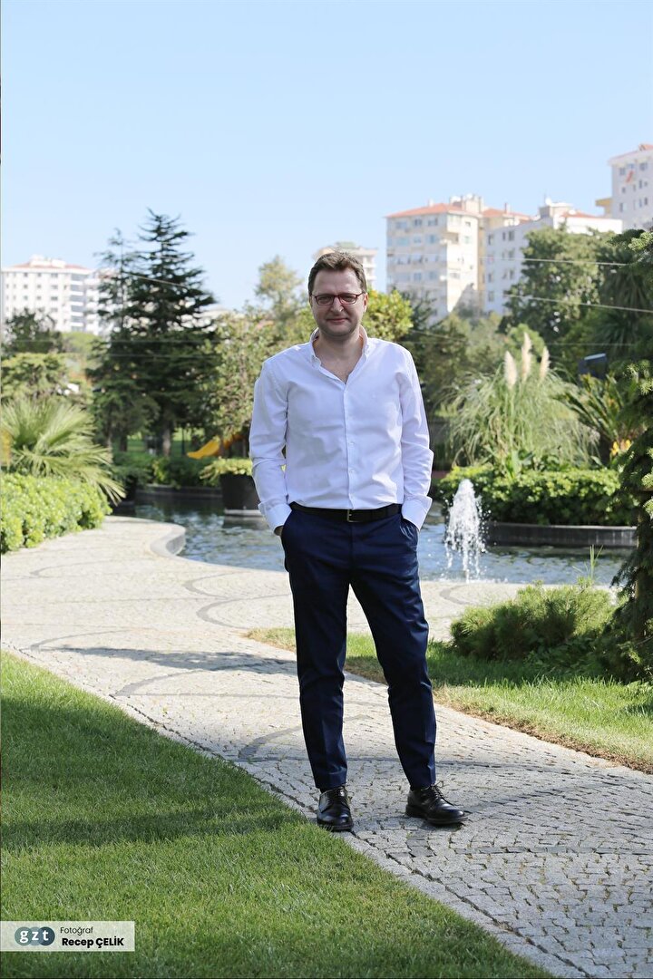 Evli ve 1 kız çocuğu babasıdır.