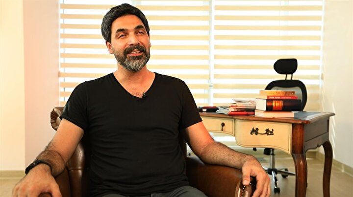 Bu ciddi, vakur, ağır görüntünüzü gençler çok seviyor ama biliyoruz ki duygusallık olmadan sanat olmaz. Bu görüntünün arka planında nasıl biri var?