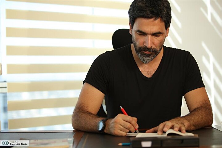 İlkokul, ortaokul ve liseyi Almanya'da okudu.
