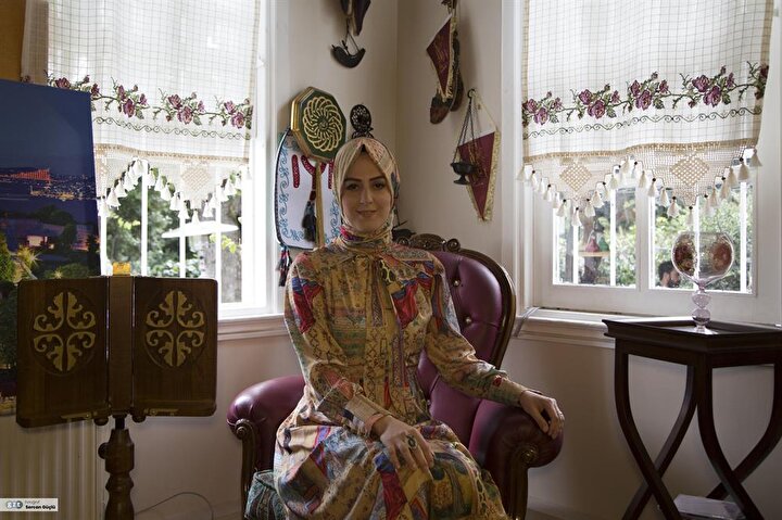 Babaannesi Kösem Sultan hakkında bilgilerini okuyucularıyla paylaştığı ''Kadın Padişah Mahpeyker Kösem Sultan” adlı romanın yazarıdır.
