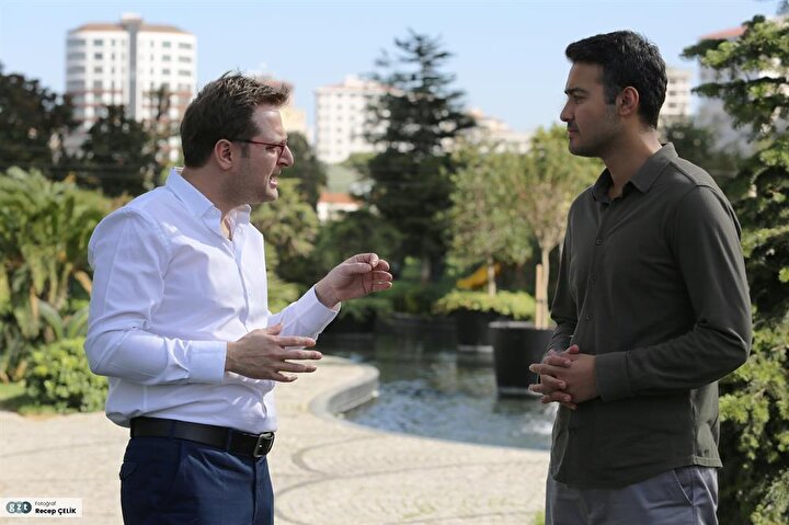 TRT 1'de yayınlanan ''Halit Yerebakan'la Doktor Geldi'' programını sunmaktadır.