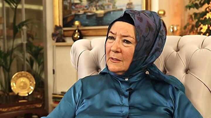 Ümit Meriç: “Annem her gün sobayı yakıp, akşama kadar çocukların çoraplarını öğretmen iskemlesinin kenarına asıp kuruturdu”