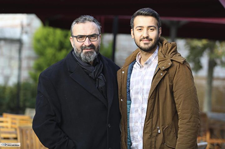 Evli ve üç çocuk babasıdır.