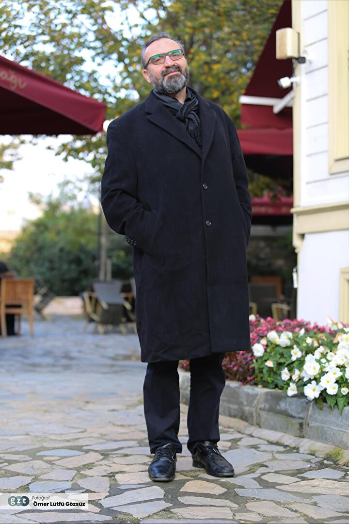 Deneme, araştırma, öykü, günlük türlerindeki çalışmalar yaptı.