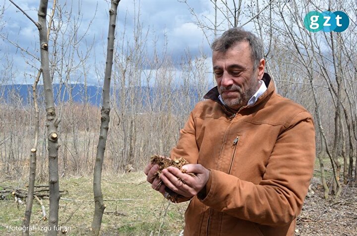 İlk uzun metrajlı filmi Karanlık Sular ile ulusal ve uluslararası alanda tanındı.