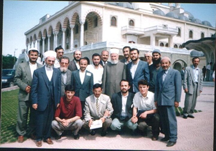 Abdulfettah Ebu Gudde, bir Türkiye ziyareti sırasında Konya Hacıveyiszade Camii önünde.