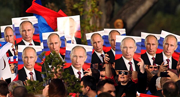 Putin posterleriyle yürüyen Sırplar