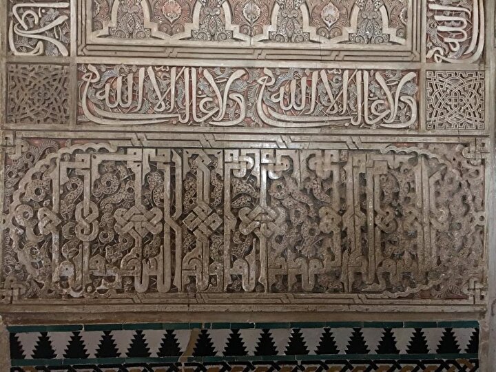 Saraydaki sütunların, kemelerin, revakların, duvarların üzerinde çok sayıda “La Galibe İllallah” yazısı bulunuyor.