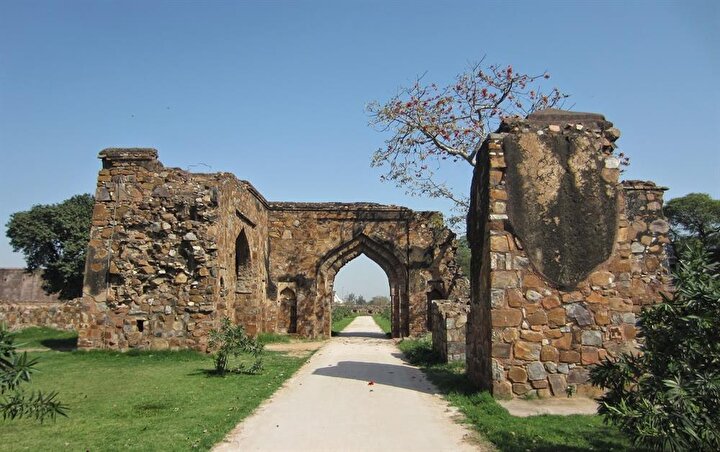 Firuz Şah Tuğluk Camii kalıntılarının bir bölümü.