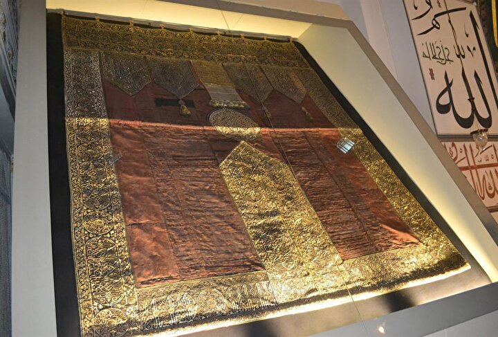 Bursa Ulu Cami'de sergilenen 600 yıllık Kâbe örtüsü.