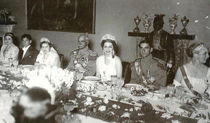 Fevziye (soldan üçüncü), Rıza Şah Pehlevi (ortada), Kraliçe Nazlı (ortada, taçlı) ve Muhammed Rıza Pehlevi (sağda).