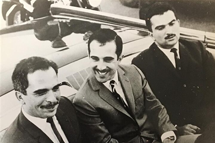 Kral Hüseyin (Solda), Prens Muhammed (Ortada) ve Prens Hasan (Sağda)