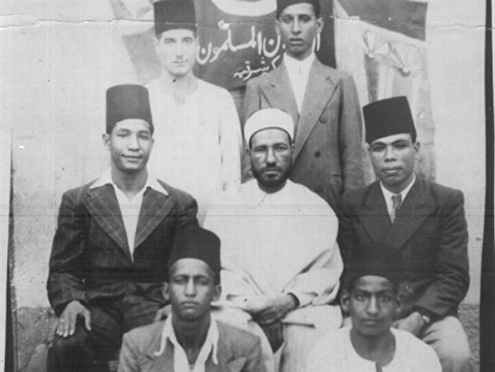 Liseden çok yüksek bir dereceyle mezun olduktan sonra üniversiteyi Dar’ul Ulum’da okumaya karar verdi.