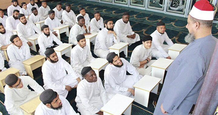 Deoband medresesi dini eğitime önem vermişti.