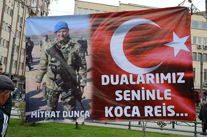 Şehit yakınları cenaze merasiminin düzenlendiği alana şehidin dev posterini astı.