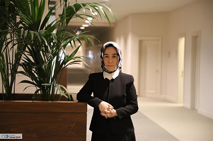 Ortaokul ve liseyi Kadıköy İmam Hatip Lisesi’nde bitirdi.
