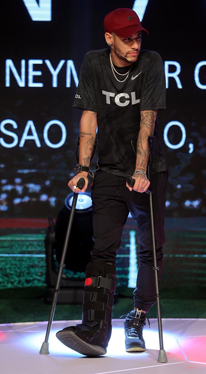 Neymar etkinliğe koltuk değnekleriyle katıldı. n(Fotoğraf: Reuters)