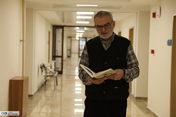 Gazi Üniversitesinde ''Hayretî Divanı'nda Din ve Tasavvuf'' konusunda yüksek lisans (1986), ''Yunus Emre Divanı-İnceleme, Tenkitli Metin'' konusunda doktora (1990) yaptı.