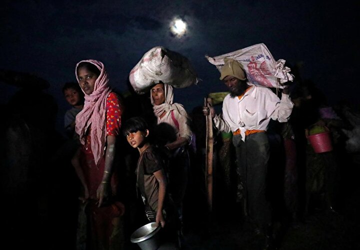 Arakanlı Müslümanlar, sınırın Bangladeş tarafına geçerek hayata tutunmaya çalışıyorlar. (Hannah McKay / Reuters)
