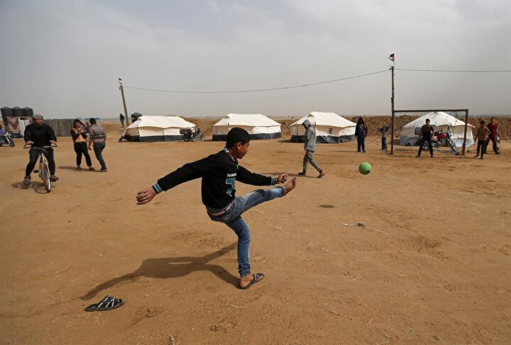 Filistinliler, Gazze sınır bölgesinde kamplar kurmuştu. (Ibraheem Abu Mustafa / Reuters)