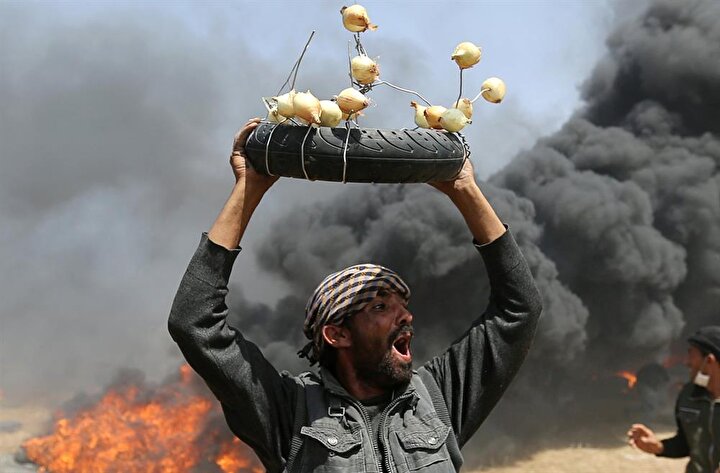Bir Filistinlinin taşıdığı ''el yapımı göz yaşartıcı silah''. (Ibraheem Abu Mustafa / Reuters)