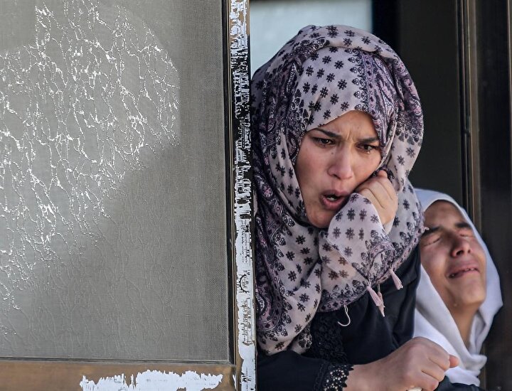Filistinli kadınlar, olaylarda hayatlarını kaybeden yakınlarının cenaze törenlerini gözyaşlarıyla izliyor. (Ali Jadallah / AA)