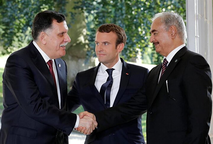 Fransa Cumhurbaşkanı Macron (Ortada), Halife Hafter (Sağda) ve Libya Başbakanı Feyiz es-Serrac. (Philippe Wojazer / Reuters)