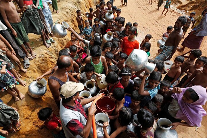 Arakanlı Müslümanlar, Bangladeş sınırındaki mülteci kamplarında yaşam mücadelesi vermeye devam ediyor. (Adnan Abidi / AA)
