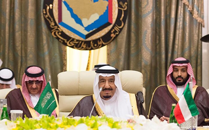 Kral Selman (Ortada), Veliaht Prens Muhammed bin Selman (Sağda) ve görevinden azledilen Prens Muhammed bin Nayef (Solda)