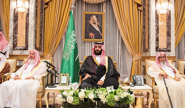 MBS, ülkenin kurucusu Kral Abdülaziz'in tablosu altında. (Reuters)