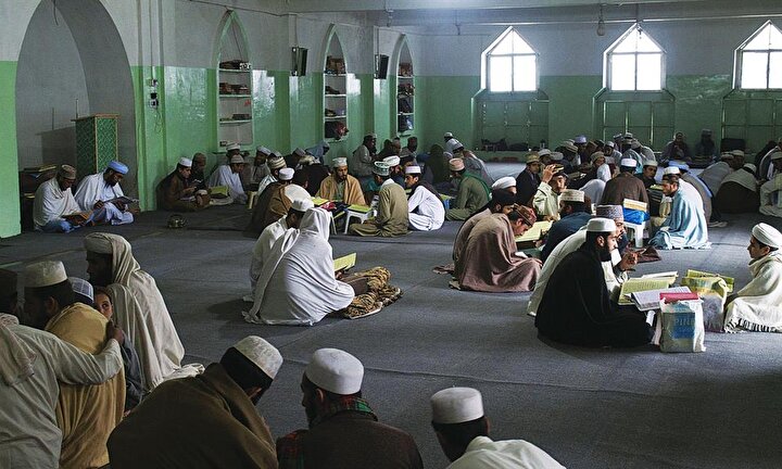 Birelvilerin çok sayıda medrese ve eğitim kurumu bulunuyor.