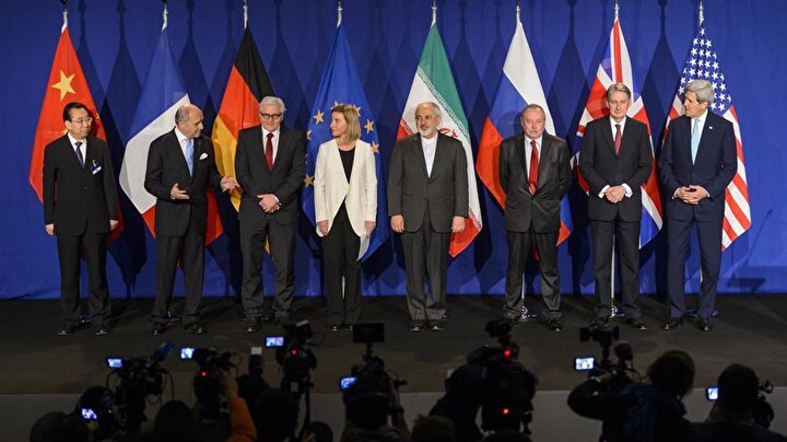 Nükleer anlaşma, 14 Temmuz 2015'de Viyana'da tamamlandı. Heyettekiler (Soldan): Hailong Wu (Çin), Laurent Fabius (Fransa), Frank-Walter Steinmeier (Almanya), Federica Mogherin (AB), Javad Zarif (İran), an unidentified official of Russia, Philip Hammond (İngiltere) ve John Kerry (ABD)