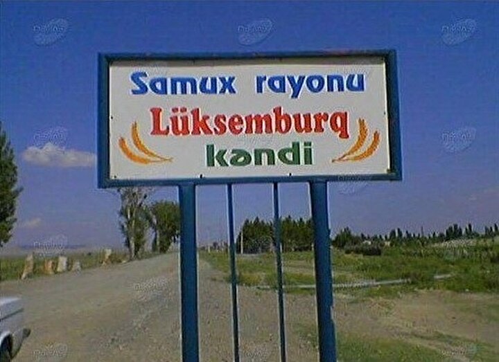 Azerbaycan’ın kuzey batısında Samuh (Samux) şehrindeki Lüksemburq köyüne giriş levhası.