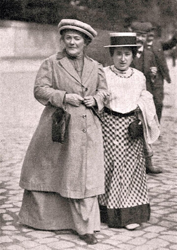 Clara Zetkin (Solda) ve Rosa Lüksemburg (Sağda)