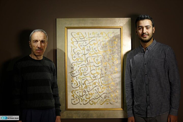 Mehmed Özçay’ın yurt içi ve yurt dışındaki muhtelif müze ve koleksiyonlarda, celî sülüs, sülüs, nesih, icâze ve celî dîvânî hat nevîleriyle yazdığı 300’ü aşkın eseri bulunmaktadır.