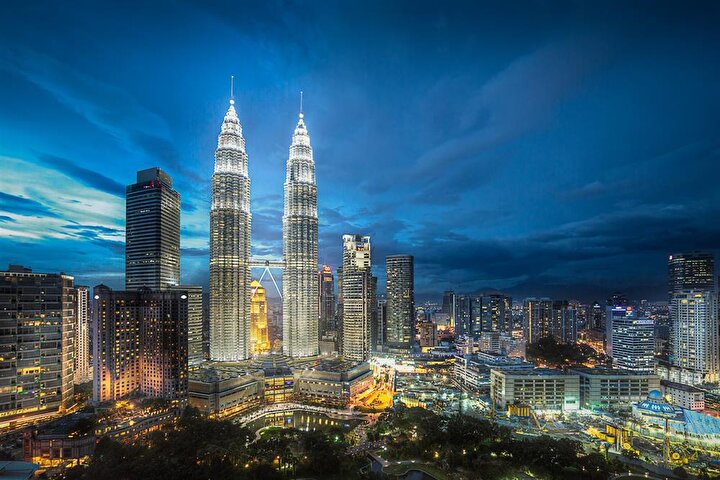 Petronas İki Kuleleri, bugün Kuala Lumpur'un simgesi durumunda.