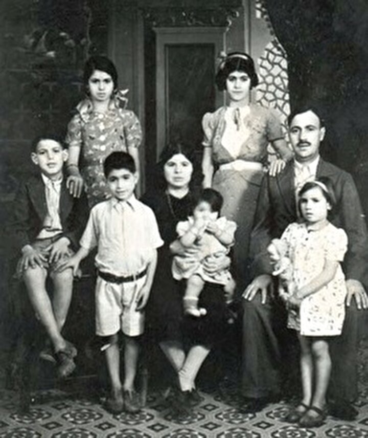 Abraham Nunu (Sağda) ve ailesi, Bahreyn'de kalan Yahudilerin önde gelenlerinden.