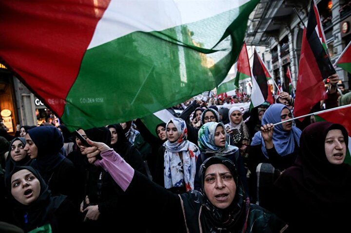 Akşam saatlerinde İstiklal Caddesi'nde bir araya gelen binlerce vatandaş, Gazze'deki katliamı protesto etti. (Elif Öztürk / AA)