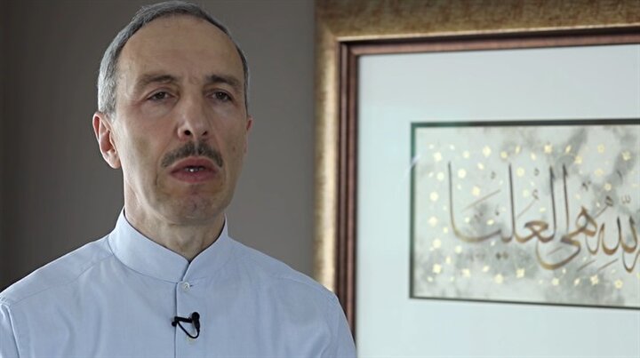 Üniversite döneminde Erzurum'lu hattat Fuad Başar ve sonrasında bu sanatta size rehber olan M.Uğur Derman hocanın tedrisatından geçtiniz. Hat sanatıyla tanışma hikâyenizi sizden dinleyebilir miyiz?