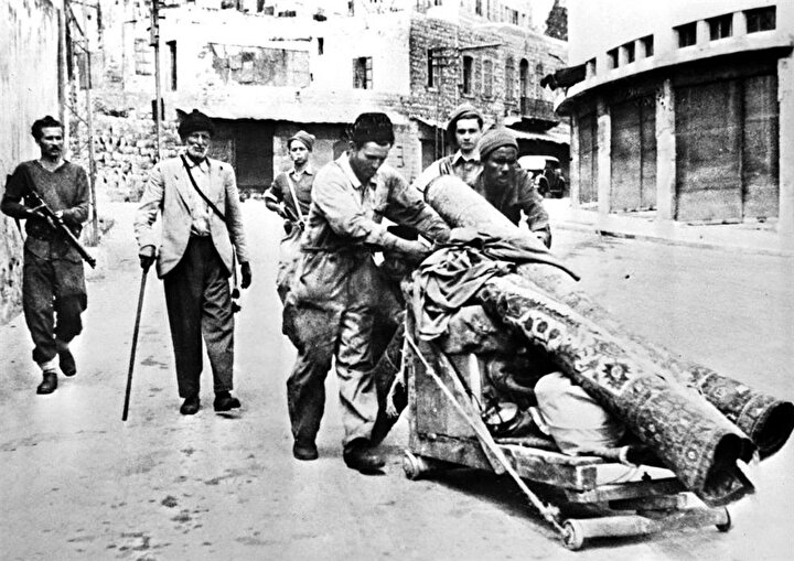 Haganah militanlarınca (Arkada silah tutanlar) evlerinden çıkarılan Filistinliler.
