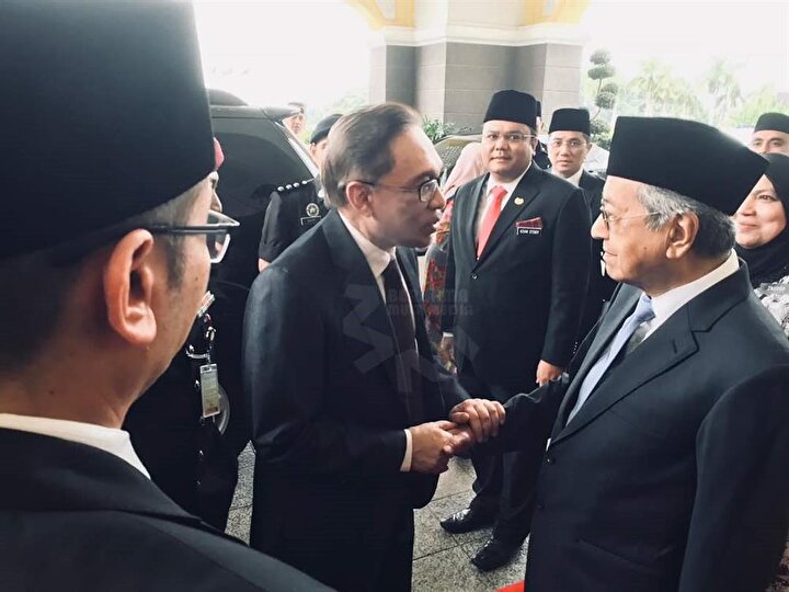 Enver İbrahim ve Mahathir Muhammed'in karşılaşma anı bir haber ajansı tarafından böyle görüntülendi.