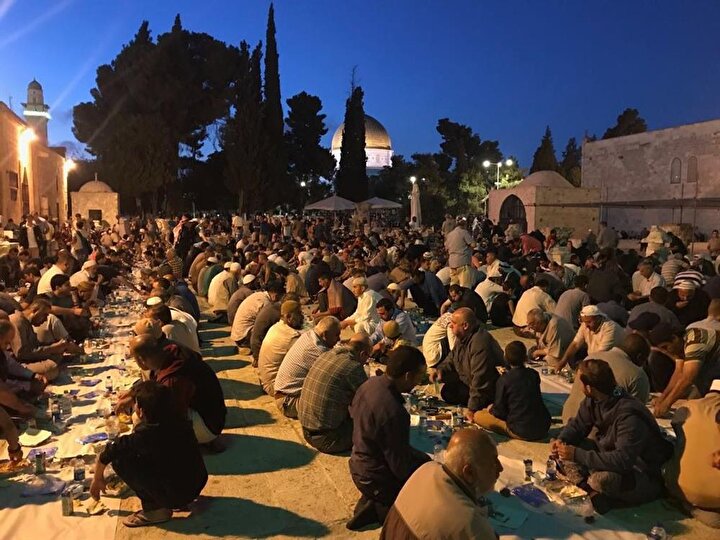 Mescid-i Aksa'da kurulan iftar sofraları. (İbrahim Furkan Özdemir)