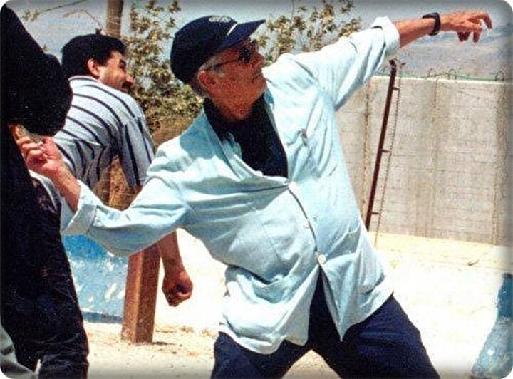 Edward Said'i İsrail'e taş atarken gösteren 3 Temmuz 2000 tarihli bu fotoğraf, ciddi bir gürültü koparmıştı.