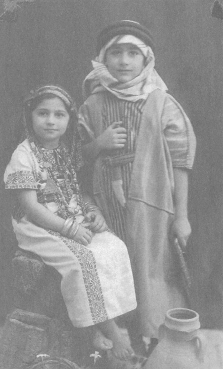 Edward Said (ayakta), kız kardeşi Rosemarie ile birlikte, Kahire'de.