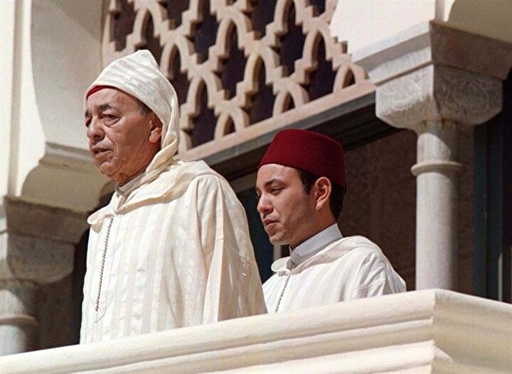 Fas Kralı İkinci Hasan, oğlu (şimdiki kral) Muhammed'le birlikte.