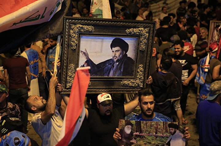 Seçim sonuçları sonrası kutlama yapan Mukteda es-Sadr taraftarları. (Murtadha Sudani / AA)