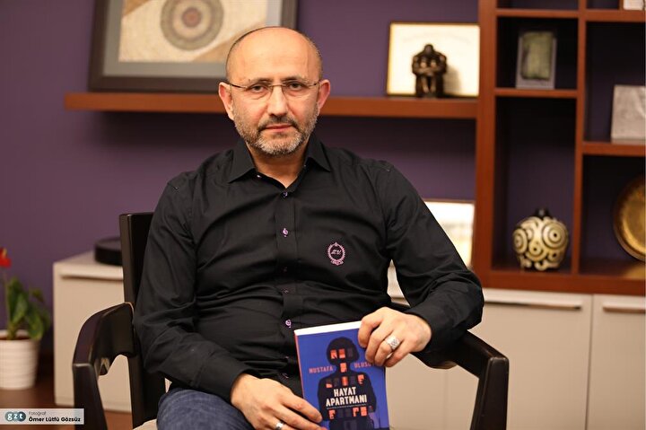 1982’de girdiği İÜ Çapa Tıp Fakültesini 1988’de bitirdi ve 1993 yılında da psikiyatri uzmanı oldu.