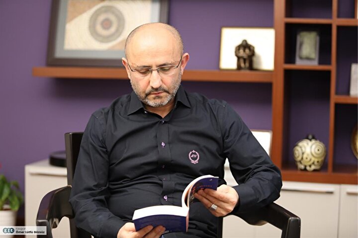 Yazarın başlıca eserleri “ Nietzsche ve Babaannem”, “Ay Terapisi”, “Aynalar Koridorunda Aşk” ve “Giderken Bana Bir Şeyler Söyle” ve “Hayat Apartmanı” oldu.