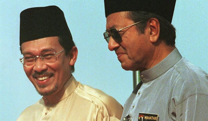 Enver İbrahim, Mahathir Muhammed hükümetlerinde çeşitli bakanlıklarda görev aldı.